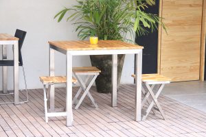 1200px-Stainless_Steel_Talbe_with_FSC_Eucalyptus_wood_Ecodesign
