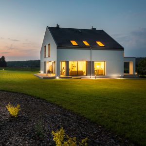Et fullt opplyst hus sett utenfra